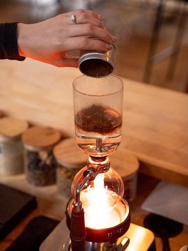 syphon-adding-coffee-grounds